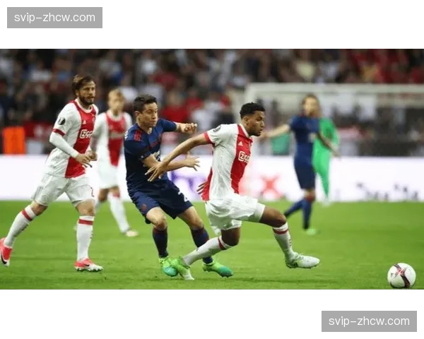 阿贾克斯4-2-3-1阵型在对手压迫下变形，前后场脱节问题凸显